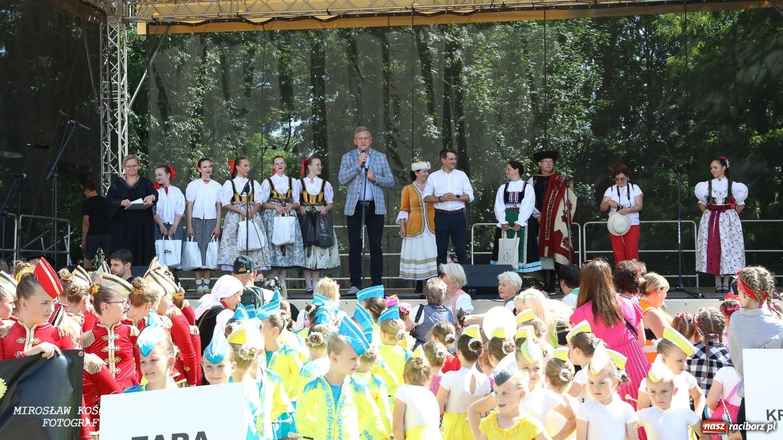 Zdjęcie w galerii na portalu naszraciborz.pl: Śląska mozaika na zamku. Korowód i barwy kultur na dziedzińcu Piastów wiadomości z regionu