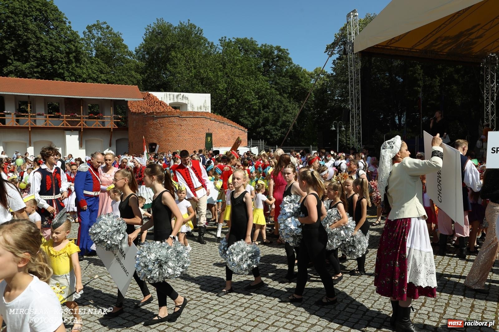 Zdjęcie w galerii na portalu naszraciborz.pl: Śląska mozaika na zamku. Korowód i barwy kultur na dziedzińcu Piastów wiadomości z regionu