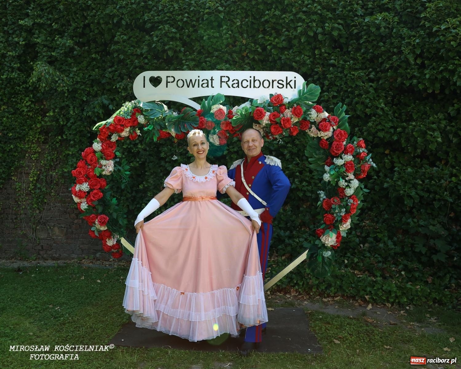 Zdjęcie w galerii na portalu naszraciborz.pl: Śląska mozaika na zamku. Korowód i barwy kultur na dziedzińcu Piastów wiadomości z regionu