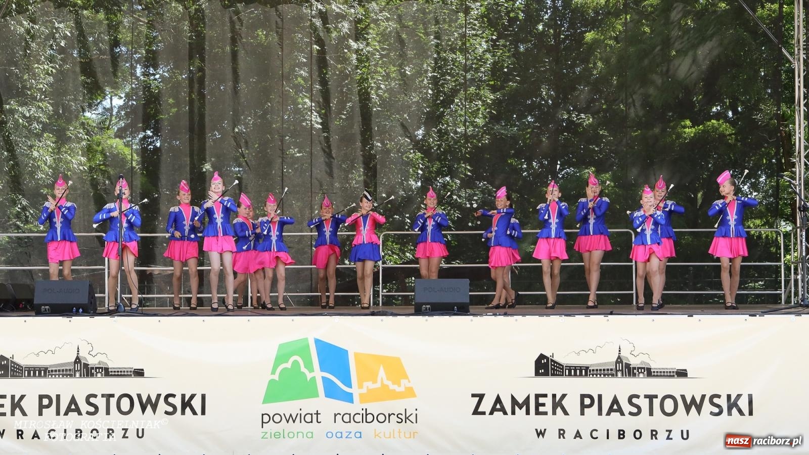 Zdjęcie w galerii na portalu naszraciborz.pl: Śląska mozaika na zamku. Korowód i barwy kultur na dziedzińcu Piastów wiadomości z regionu