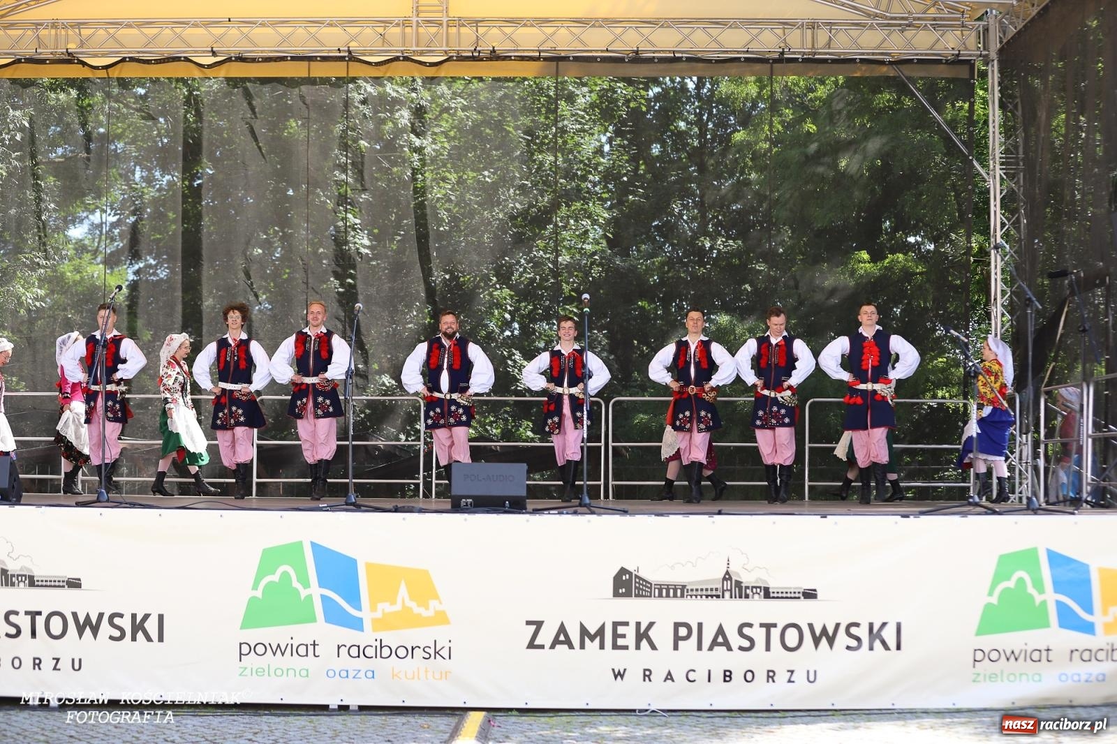 Zdjęcie w galerii na portalu naszraciborz.pl: Śląska mozaika na zamku. Korowód i barwy kultur na dziedzińcu Piastów wiadomości z regionu