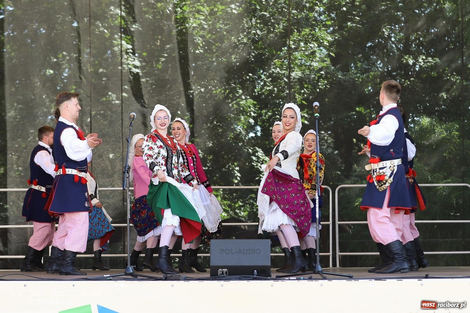 Zdjęcie w galerii na portalu naszraciborz.pl: Śląska mozaika na zamku. Korowód i barwy kultur na dziedzińcu Piastów wiadomości z regionu