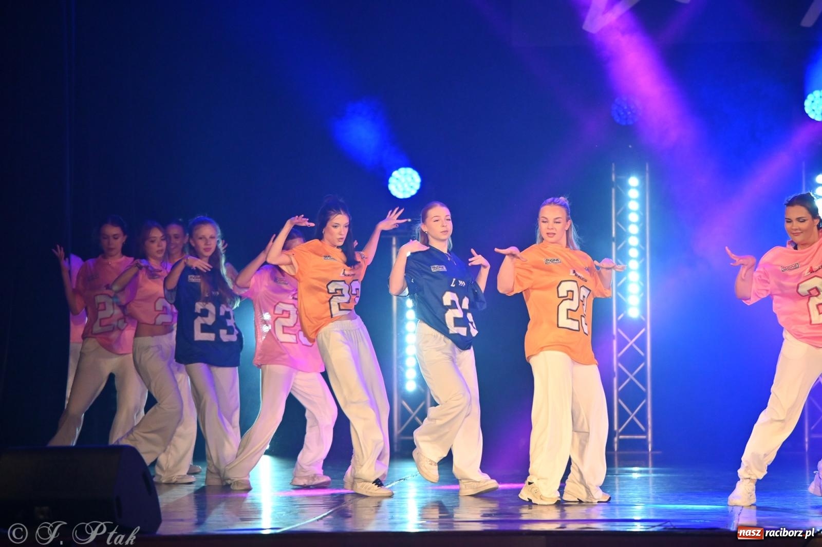 Zdjęcie w galerii na portalu naszraciborz.pl: Oscarowy blask na scenie RCK. Gala SKAZY oczarowała publiczność wiadomości z regionu