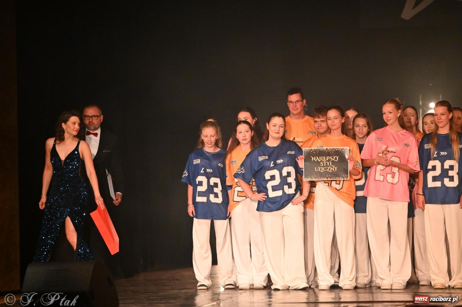 Zdjęcie w galerii na portalu naszraciborz.pl: Oscarowy blask na scenie RCK. Gala SKAZY oczarowała publiczność wiadomości z regionu