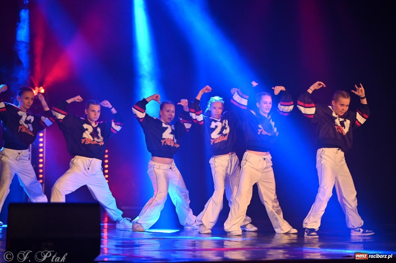 Zdjęcie w galerii na portalu naszraciborz.pl: Oscarowy blask na scenie RCK. Gala SKAZY oczarowała publiczność wiadomości z regionu