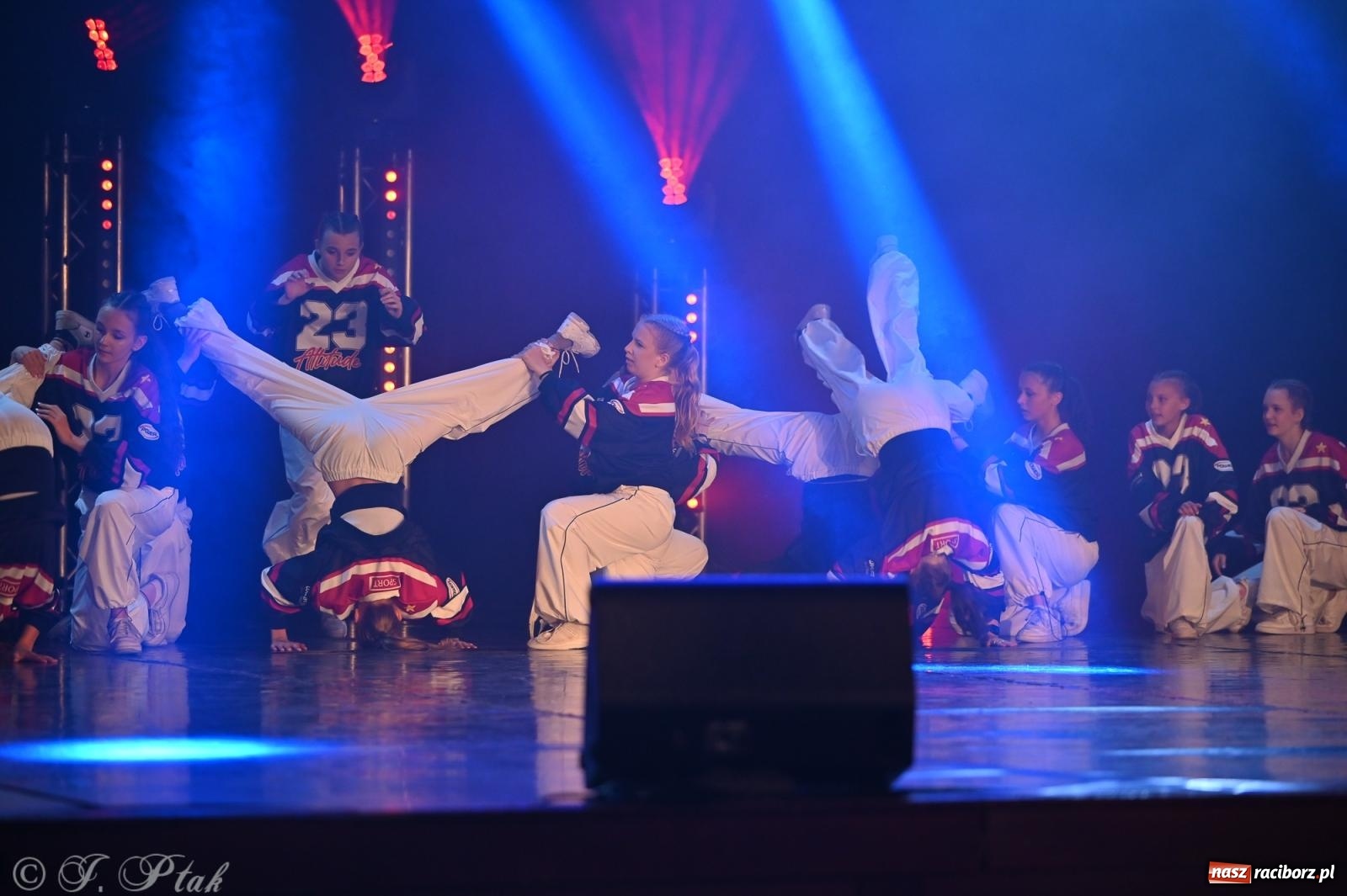 Zdjęcie w galerii na portalu naszraciborz.pl: Oscarowy blask na scenie RCK. Gala SKAZY oczarowała publiczność wiadomości z regionu