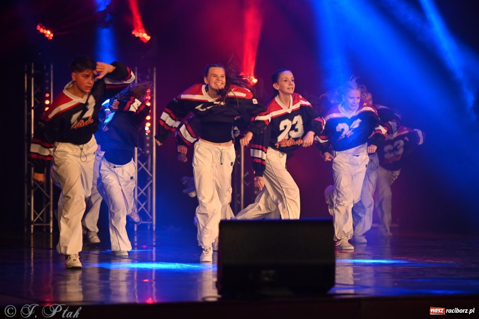 Zdjęcie w galerii na portalu naszraciborz.pl: Oscarowy blask na scenie RCK. Gala SKAZY oczarowała publiczność wiadomości z regionu