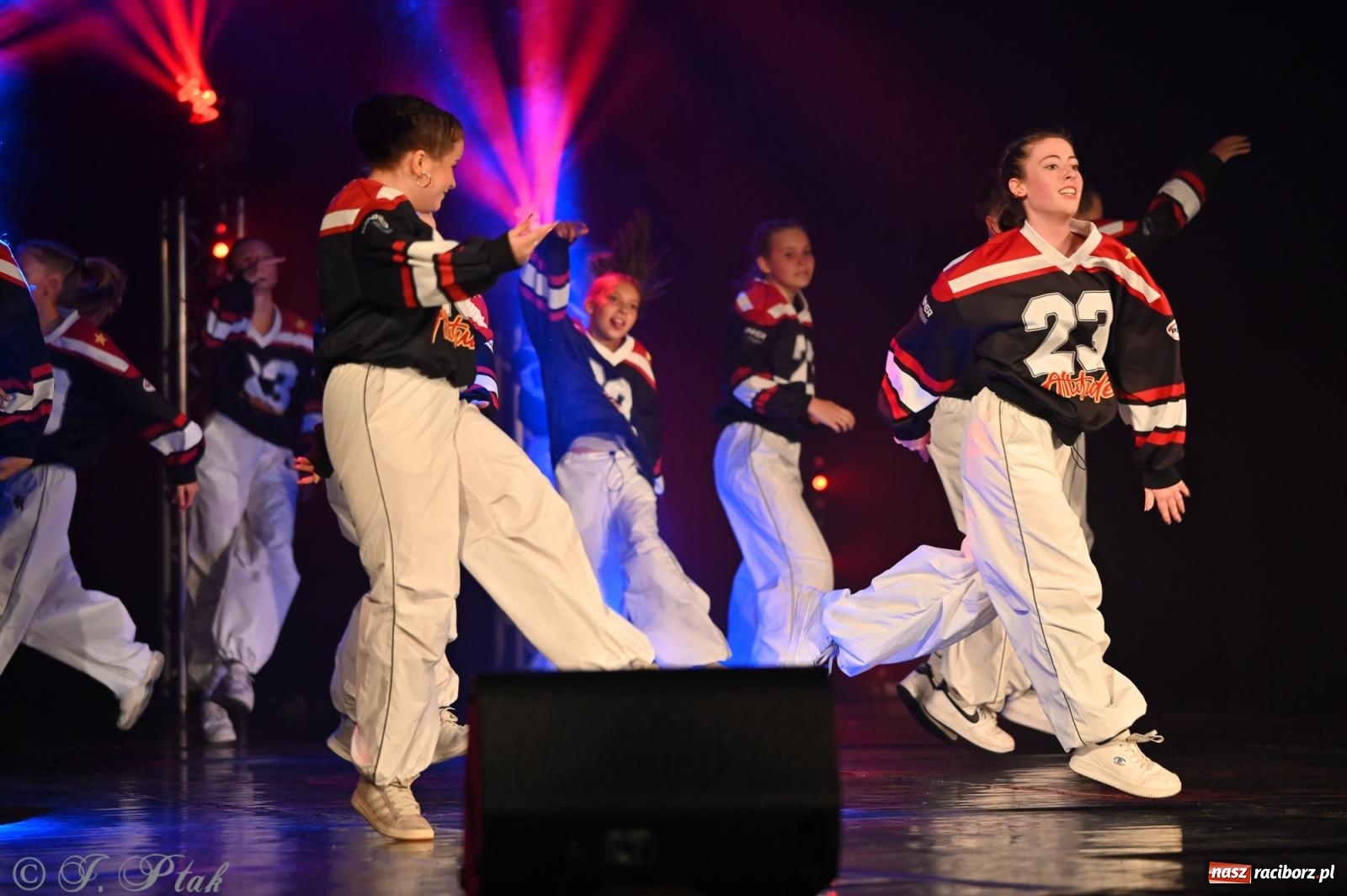 Zdjęcie w galerii na portalu naszraciborz.pl: Oscarowy blask na scenie RCK. Gala SKAZY oczarowała publiczność wiadomości z regionu