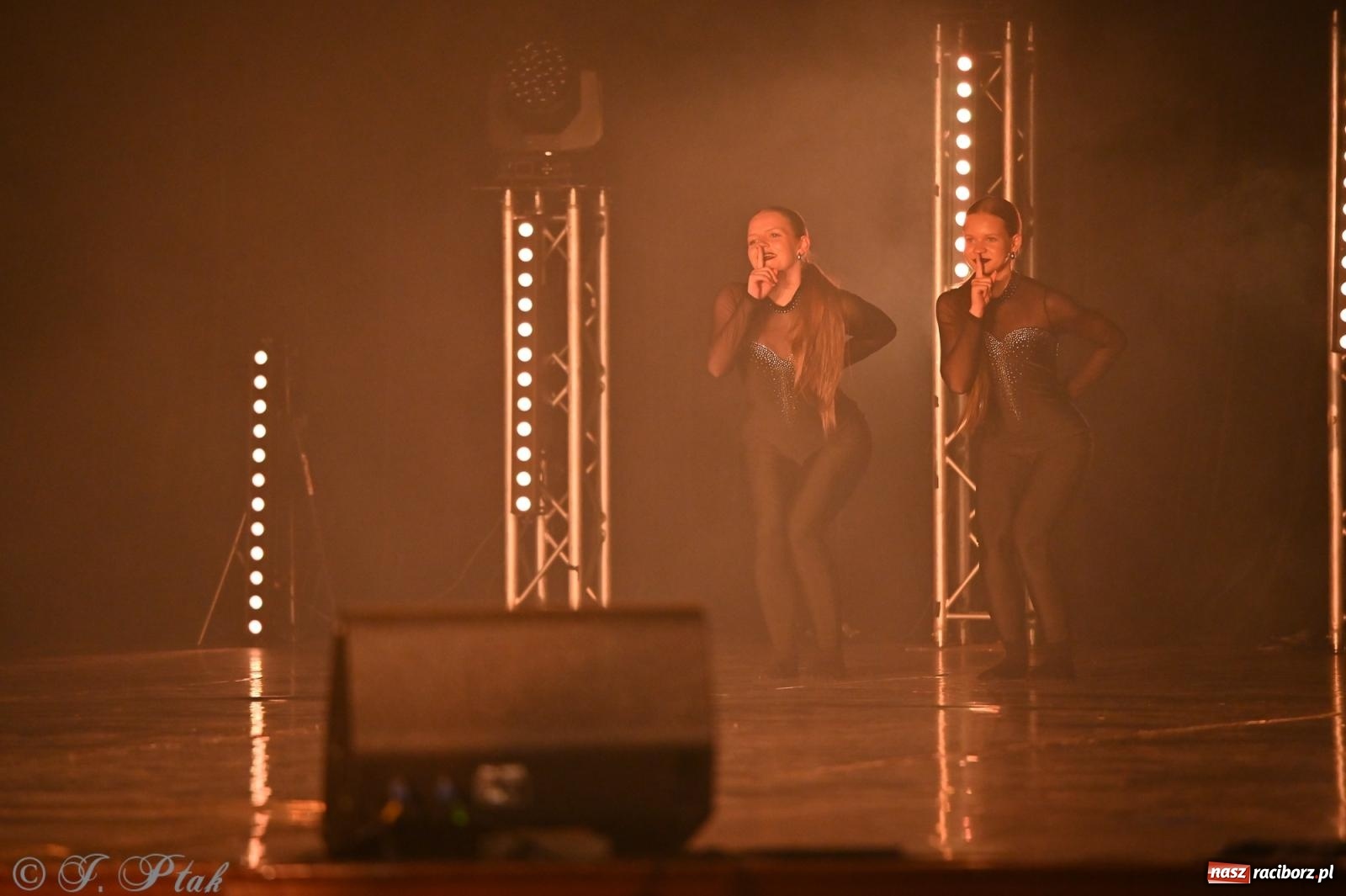 Zdjęcie w galerii na portalu naszraciborz.pl: Oscarowy blask na scenie RCK. Gala SKAZY oczarowała publiczność wiadomości z regionu