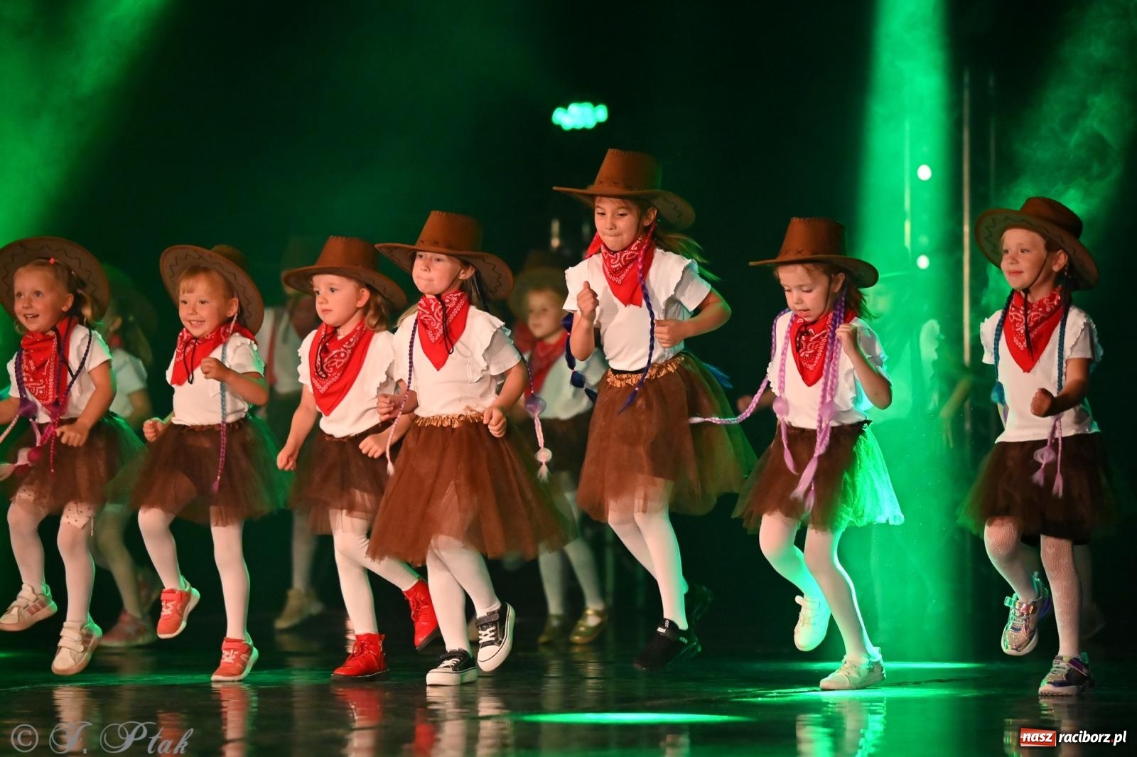 Zdjęcie w galerii na portalu naszraciborz.pl: Oscarowy blask na scenie RCK. Gala SKAZY oczarowała publiczność wiadomości z regionu