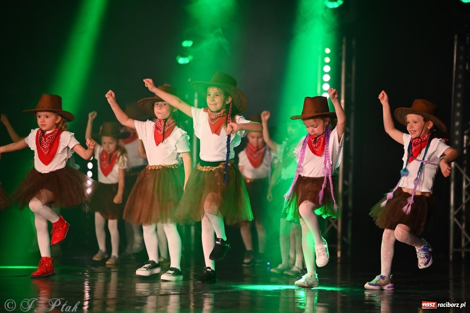 Zdjęcie w galerii na portalu naszraciborz.pl: Oscarowy blask na scenie RCK. Gala SKAZY oczarowała publiczność wiadomości z regionu