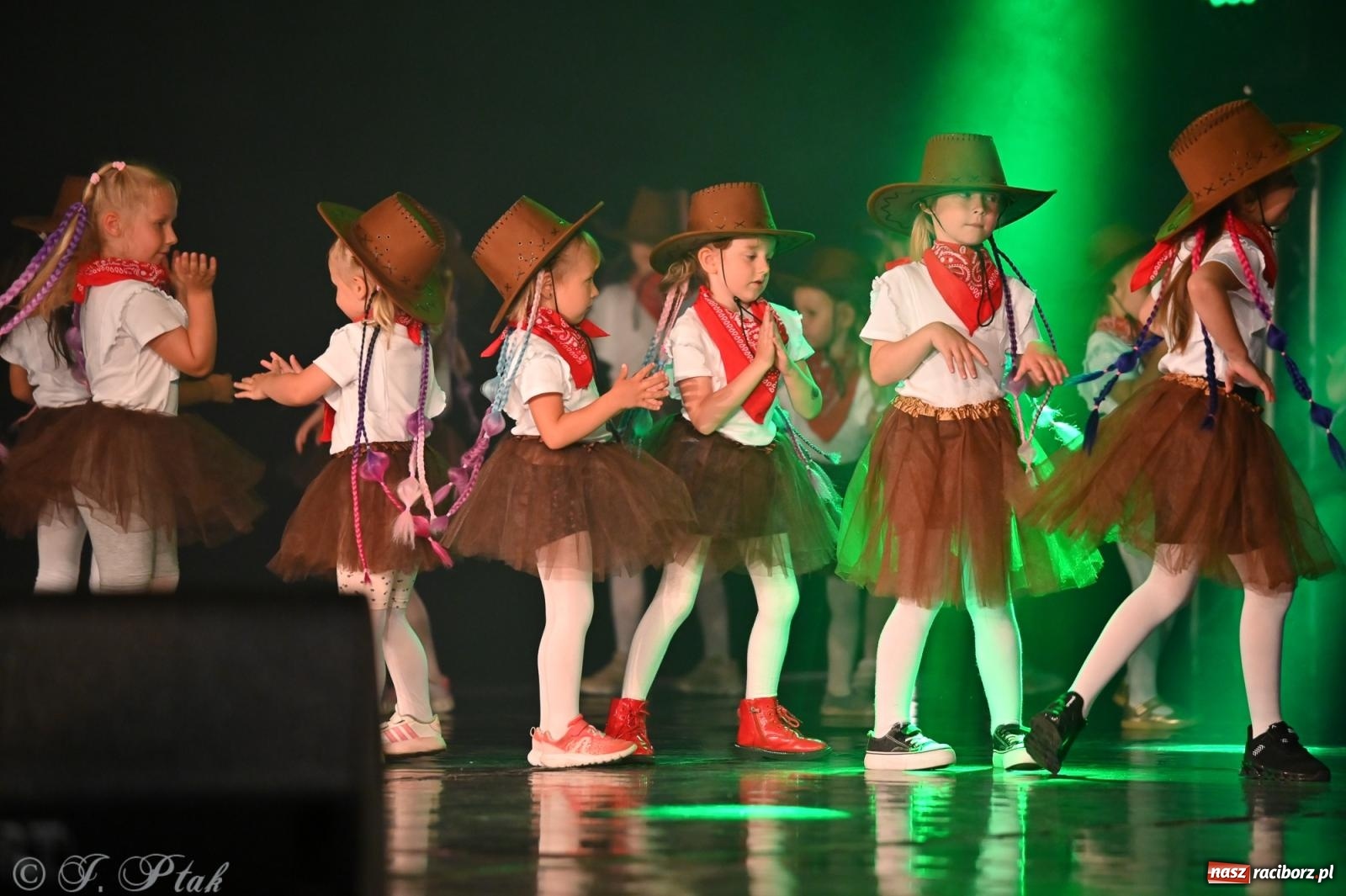 Zdjęcie w galerii na portalu naszraciborz.pl: Oscarowy blask na scenie RCK. Gala SKAZY oczarowała publiczność wiadomości z regionu