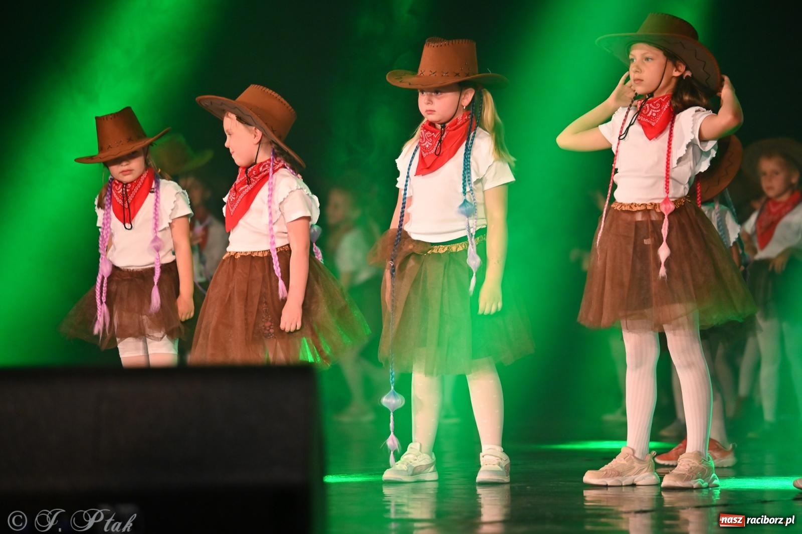 Zdjęcie w galerii na portalu naszraciborz.pl: Oscarowy blask na scenie RCK. Gala SKAZY oczarowała publiczność wiadomości z regionu