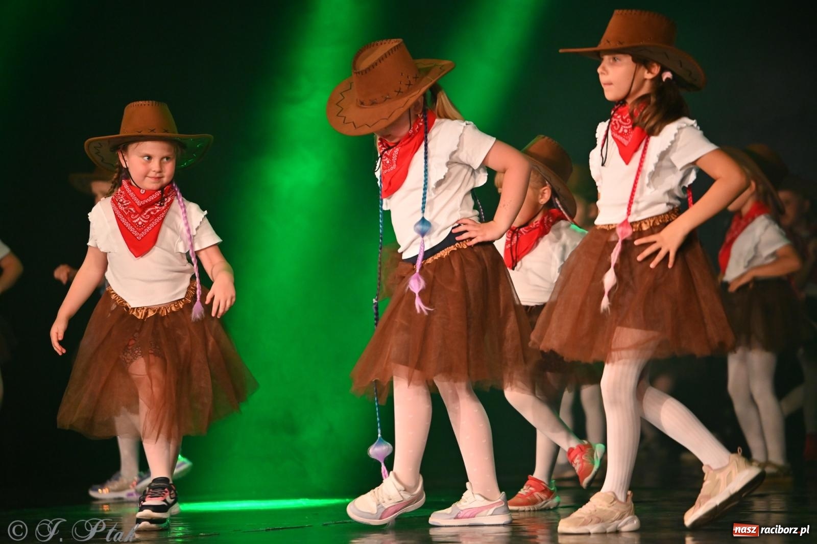 Zdjęcie w galerii na portalu naszraciborz.pl: Oscarowy blask na scenie RCK. Gala SKAZY oczarowała publiczność wiadomości z regionu