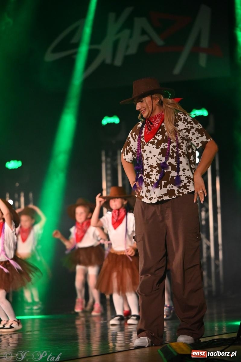 Zdjęcie w galerii na portalu naszraciborz.pl: Oscarowy blask na scenie RCK. Gala SKAZY oczarowała publiczność wiadomości z regionu