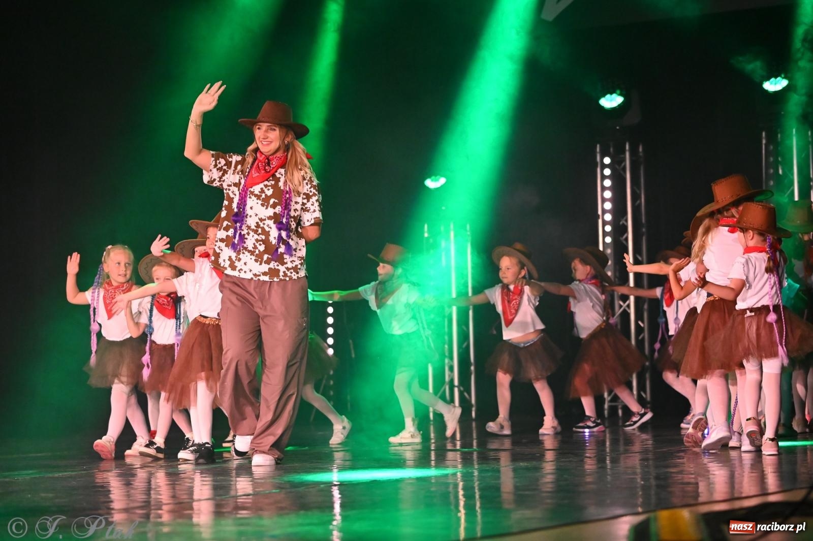 Zdjęcie w galerii na portalu naszraciborz.pl: Oscarowy blask na scenie RCK. Gala SKAZY oczarowała publiczność wiadomości z regionu