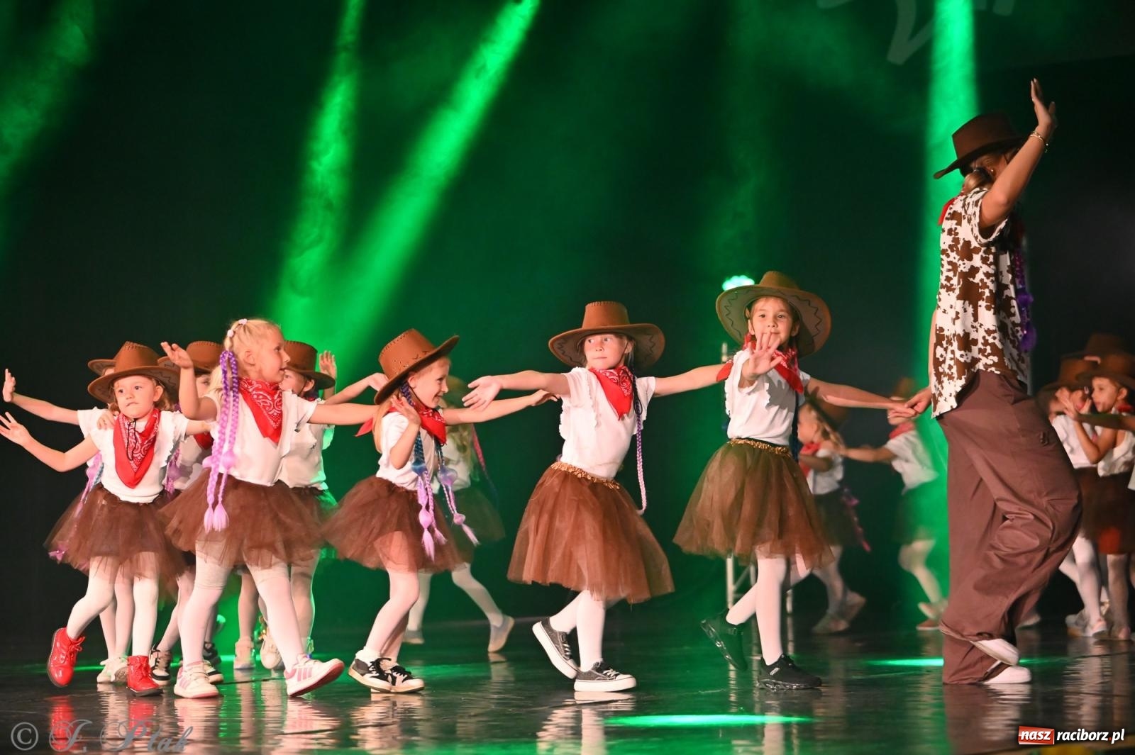 Zdjęcie w galerii na portalu naszraciborz.pl: Oscarowy blask na scenie RCK. Gala SKAZY oczarowała publiczność wiadomości z regionu