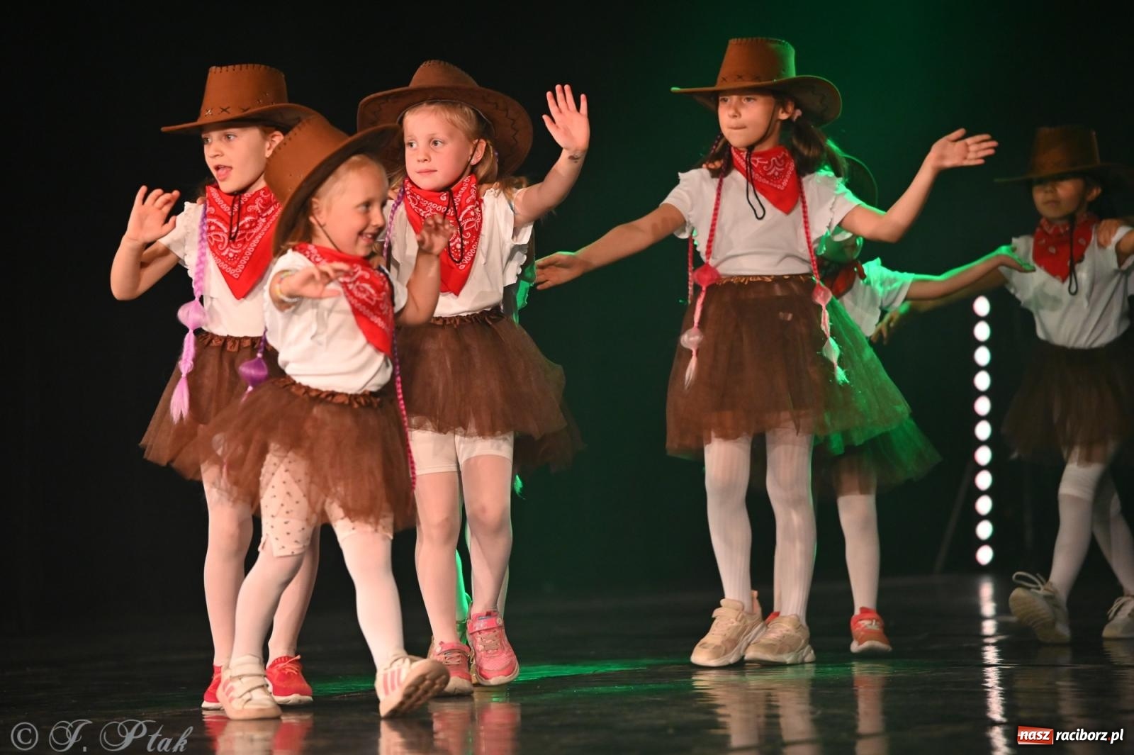Zdjęcie w galerii na portalu naszraciborz.pl: Oscarowy blask na scenie RCK. Gala SKAZY oczarowała publiczność wiadomości z regionu