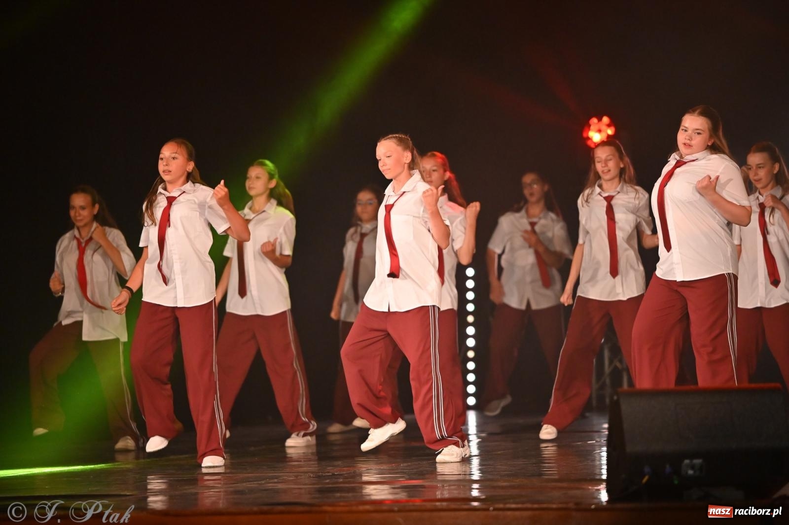 Zdjęcie w galerii na portalu naszraciborz.pl: Oscarowy blask na scenie RCK. Gala SKAZY oczarowała publiczność wiadomości z regionu