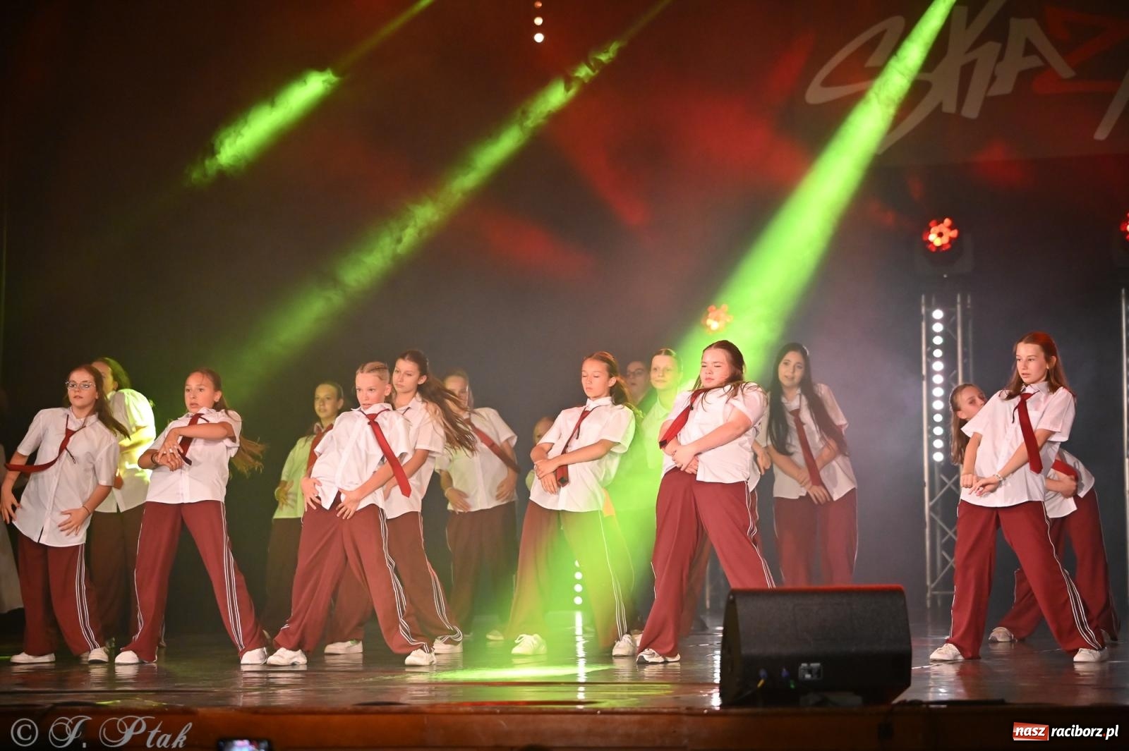Zdjęcie w galerii na portalu naszraciborz.pl: Oscarowy blask na scenie RCK. Gala SKAZY oczarowała publiczność wiadomości z regionu