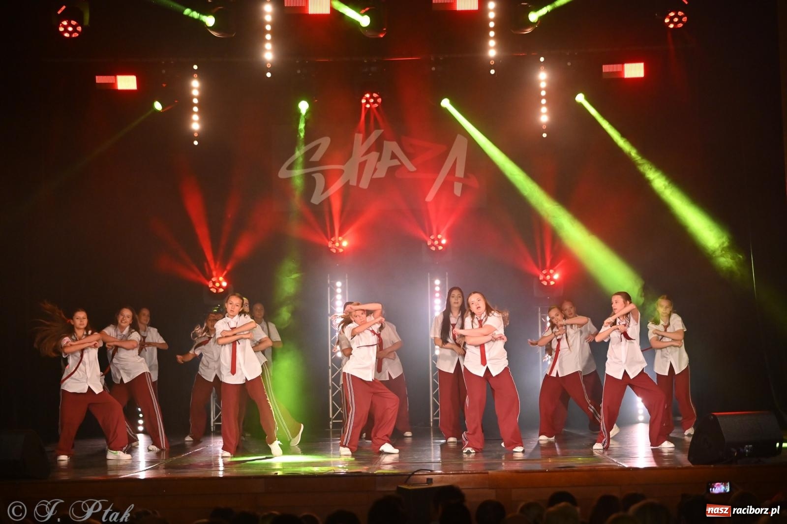 Zdjęcie w galerii na portalu naszraciborz.pl: Oscarowy blask na scenie RCK. Gala SKAZY oczarowała publiczność wiadomości z regionu