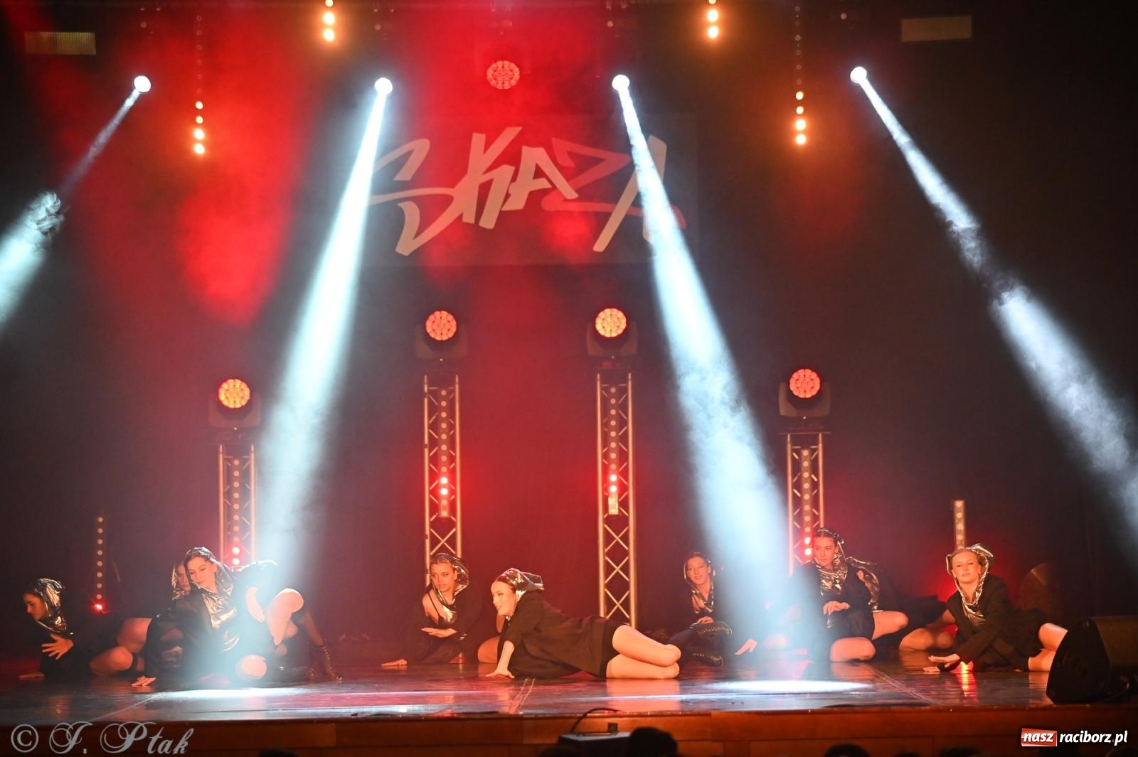 Zdjęcie w galerii na portalu naszraciborz.pl: Oscarowy blask na scenie RCK. Gala SKAZY oczarowała publiczność wiadomości z regionu