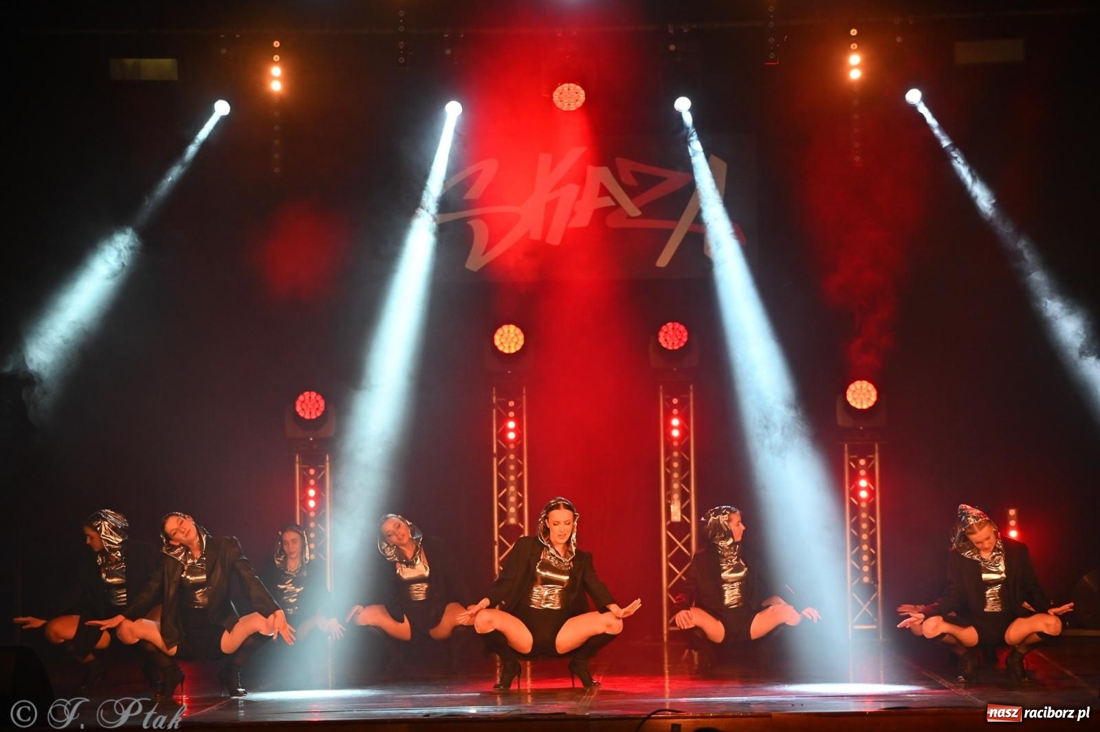 Zdjęcie w galerii na portalu naszraciborz.pl: Oscarowy blask na scenie RCK. Gala SKAZY oczarowała publiczność wiadomości z regionu