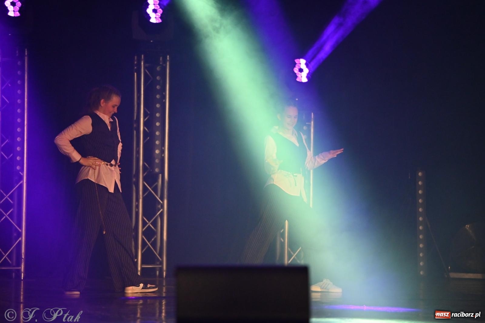 Zdjęcie w galerii na portalu naszraciborz.pl: Oscarowy blask na scenie RCK. Gala SKAZY oczarowała publiczność wiadomości z regionu