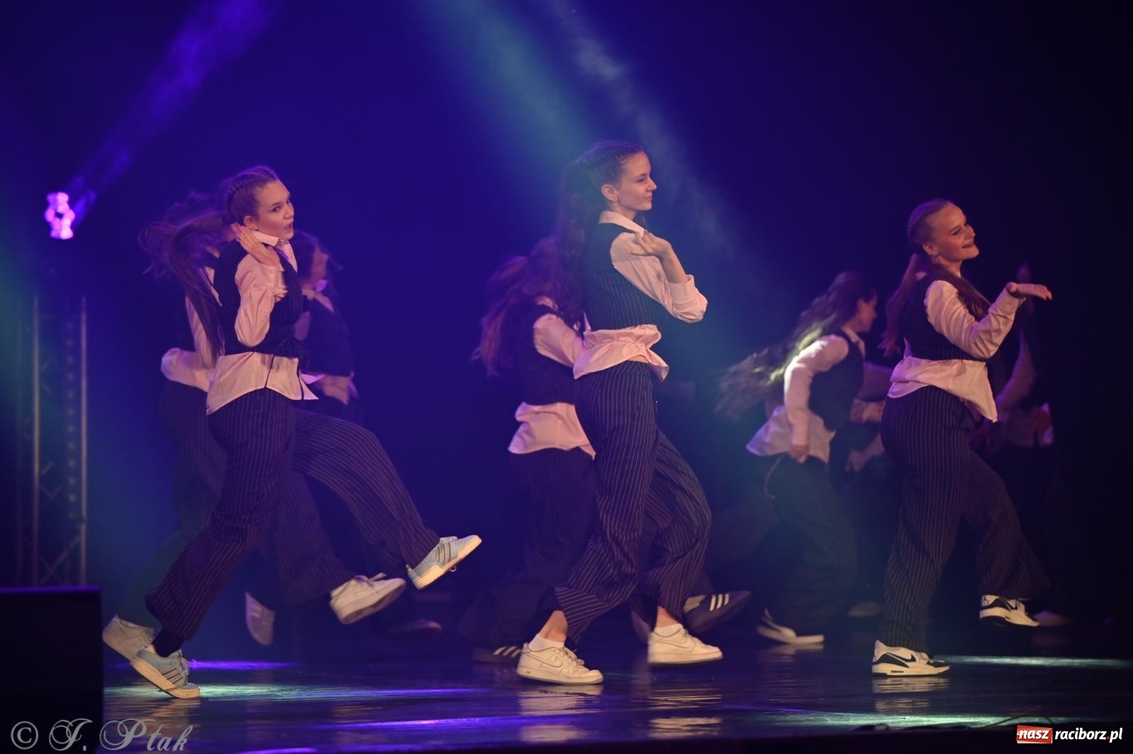 Zdjęcie w galerii na portalu naszraciborz.pl: Oscarowy blask na scenie RCK. Gala SKAZY oczarowała publiczność wiadomości z regionu