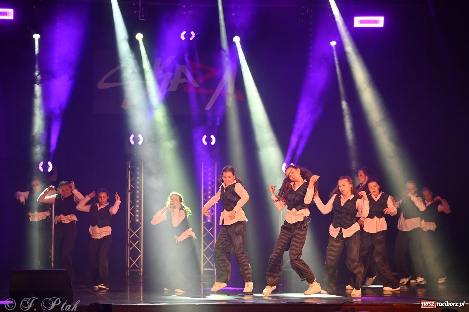 Zdjęcie w galerii na portalu naszraciborz.pl: Oscarowy blask na scenie RCK. Gala SKAZY oczarowała publiczność wiadomości z regionu