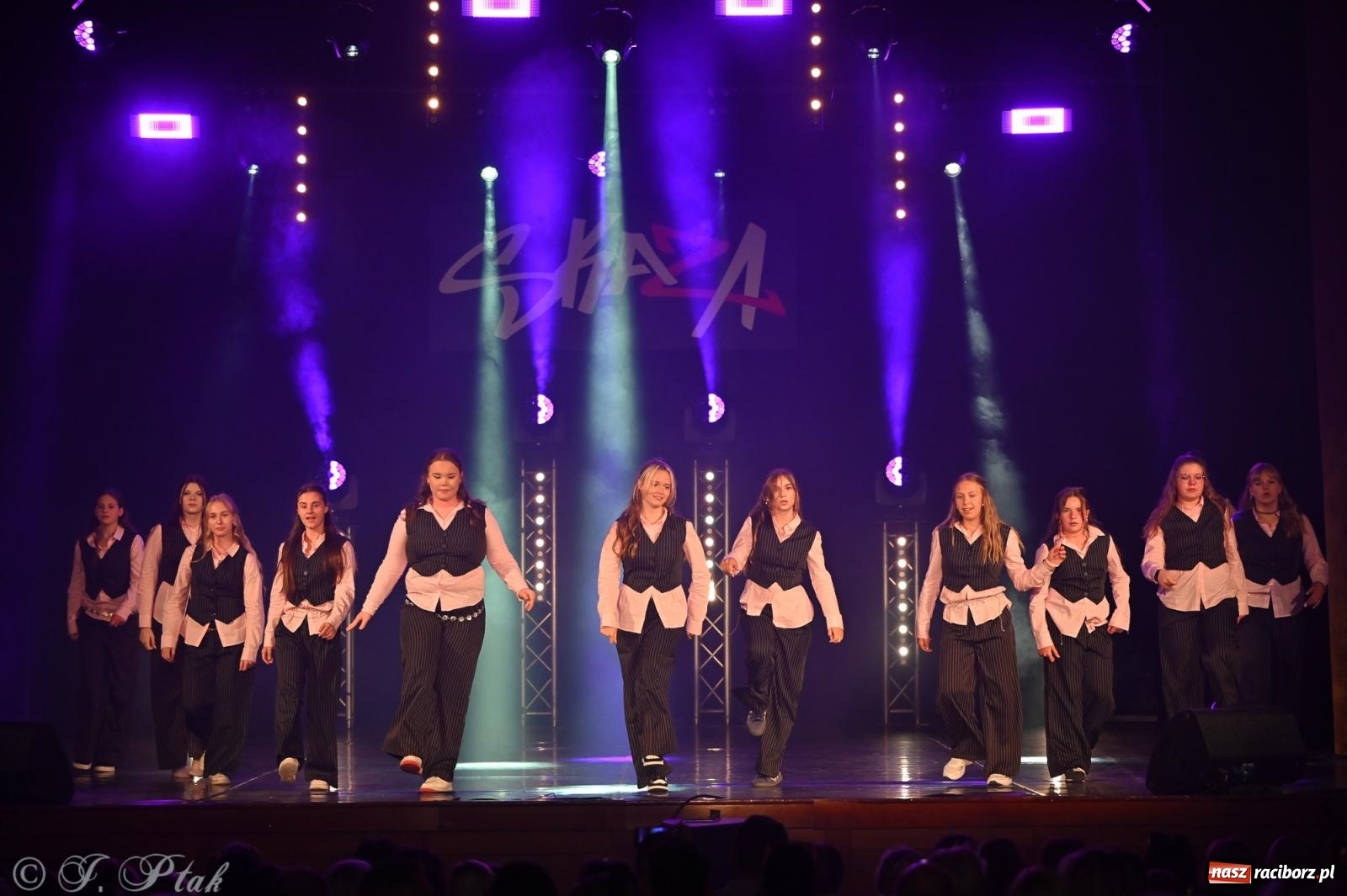 Zdjęcie w galerii na portalu naszraciborz.pl: Oscarowy blask na scenie RCK. Gala SKAZY oczarowała publiczność wiadomości z regionu