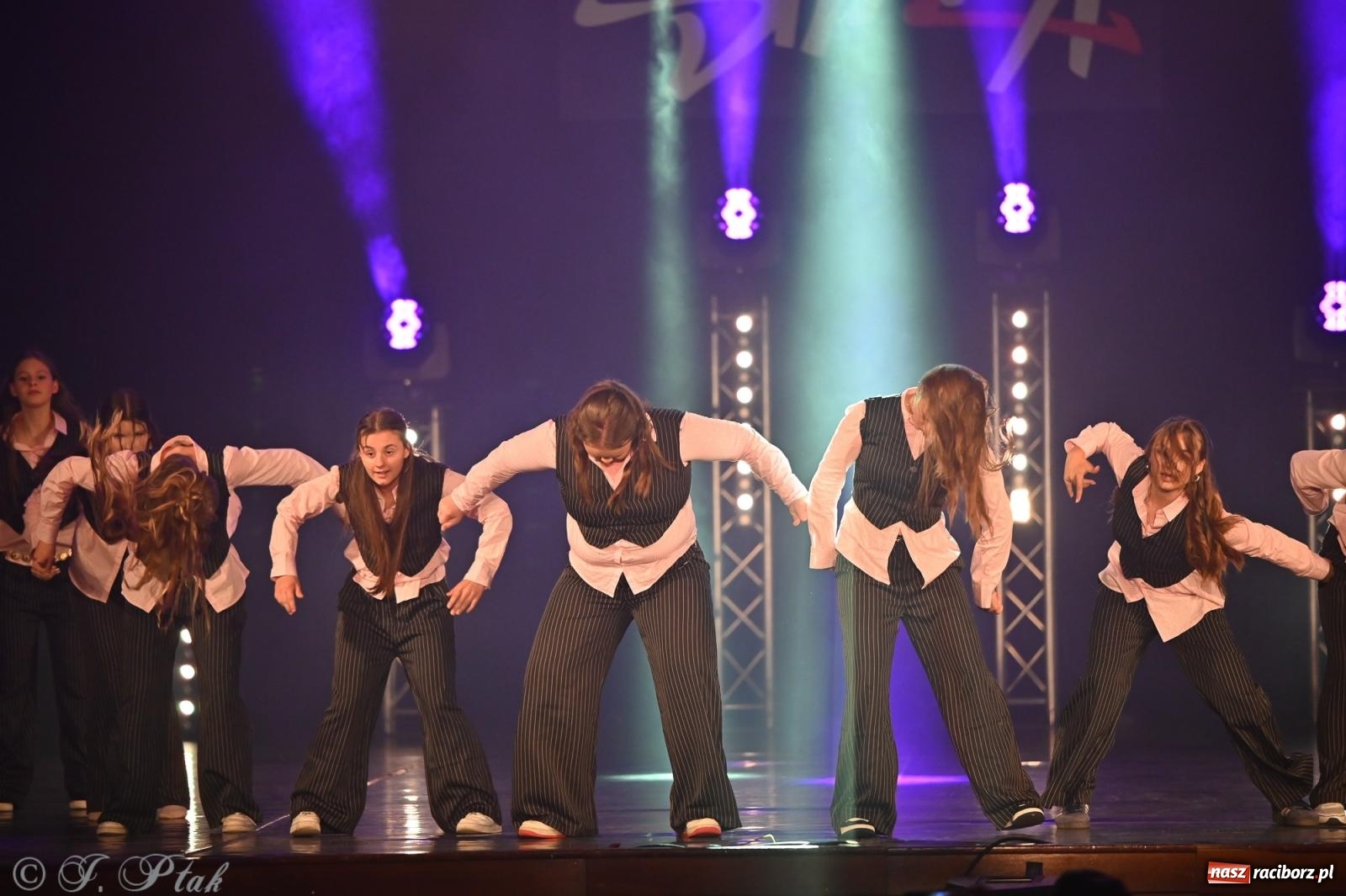Zdjęcie w galerii na portalu naszraciborz.pl: Oscarowy blask na scenie RCK. Gala SKAZY oczarowała publiczność wiadomości z regionu