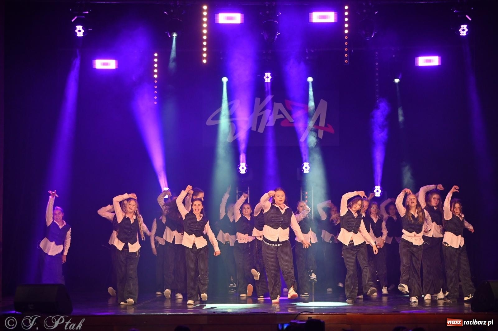 Zdjęcie w galerii na portalu naszraciborz.pl: Oscarowy blask na scenie RCK. Gala SKAZY oczarowała publiczność wiadomości z regionu