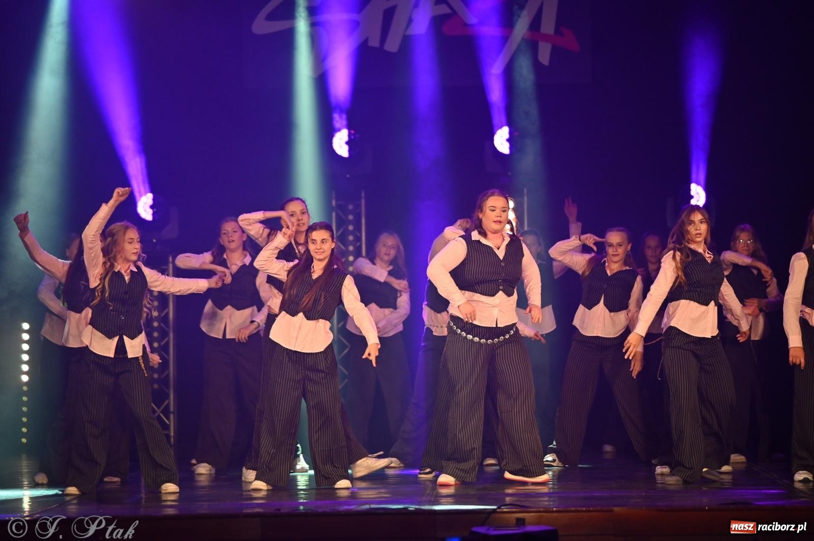 Zdjęcie w galerii na portalu naszraciborz.pl: Oscarowy blask na scenie RCK. Gala SKAZY oczarowała publiczność wiadomości z regionu