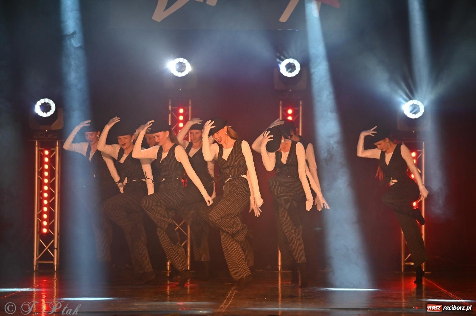 Zdjęcie w galerii na portalu naszraciborz.pl: Oscarowy blask na scenie RCK. Gala SKAZY oczarowała publiczność wiadomości z regionu