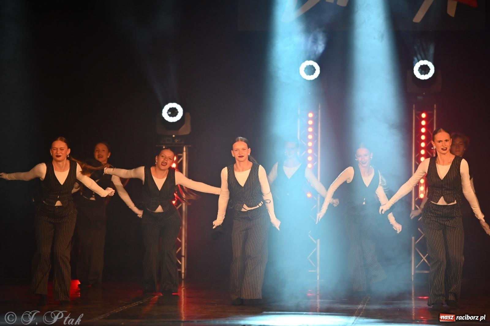 Zdjęcie w galerii na portalu naszraciborz.pl: Oscarowy blask na scenie RCK. Gala SKAZY oczarowała publiczność wiadomości z regionu