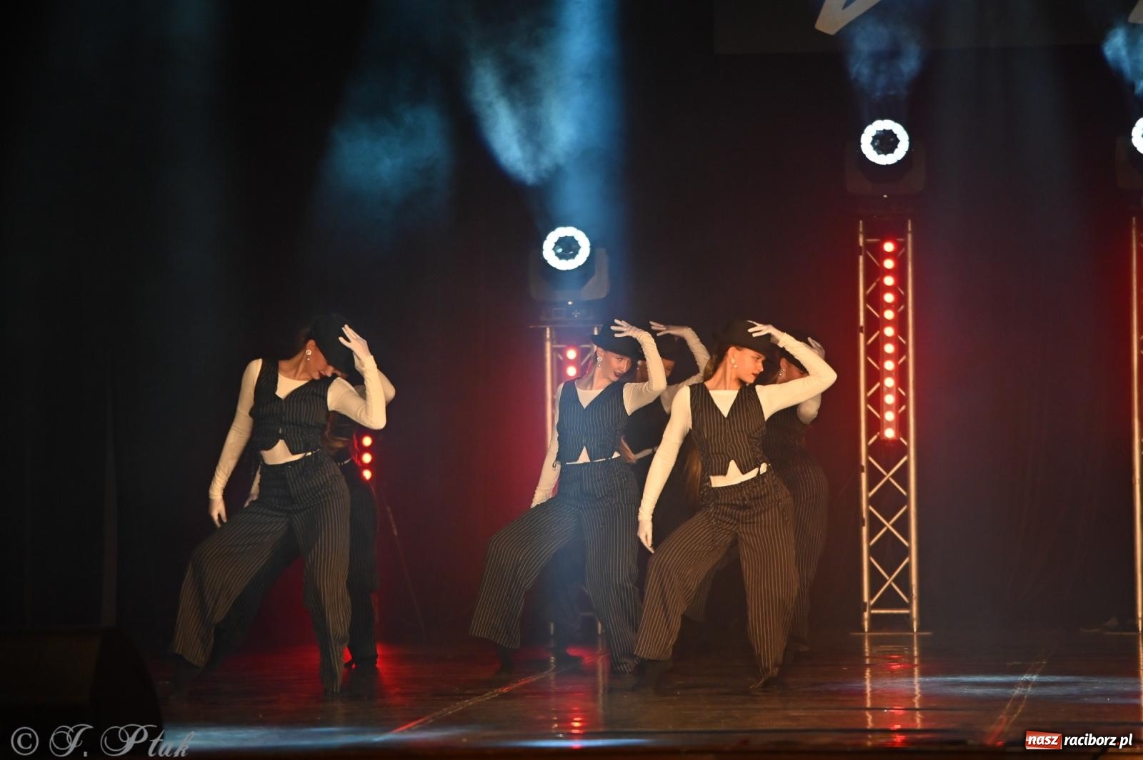 Zdjęcie w galerii na portalu naszraciborz.pl: Oscarowy blask na scenie RCK. Gala SKAZY oczarowała publiczność wiadomości z regionu