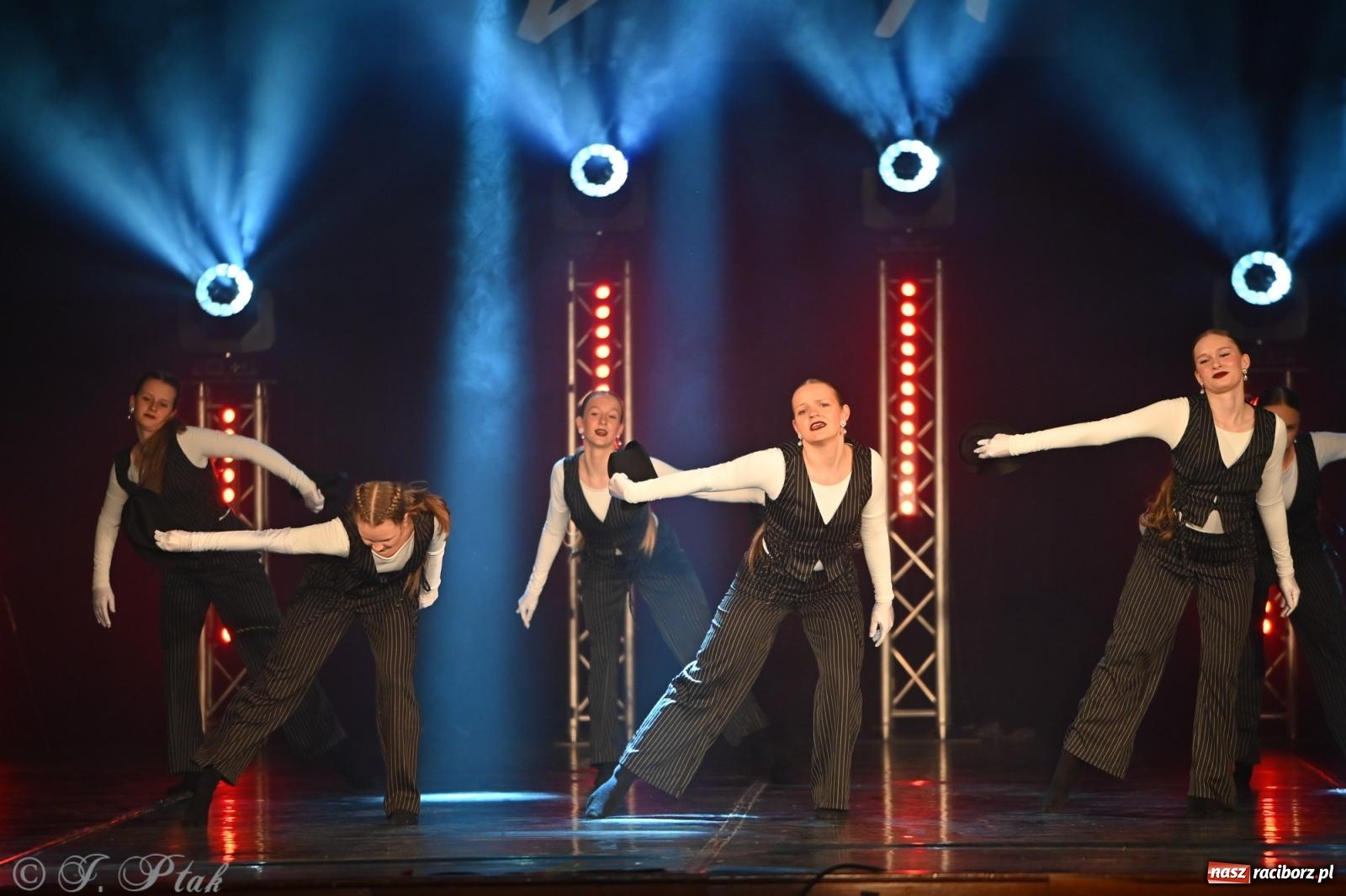 Zdjęcie w galerii na portalu naszraciborz.pl: Oscarowy blask na scenie RCK. Gala SKAZY oczarowała publiczność wiadomości z regionu