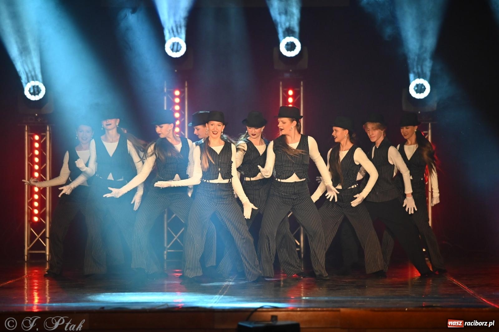 Zdjęcie w galerii na portalu naszraciborz.pl: Oscarowy blask na scenie RCK. Gala SKAZY oczarowała publiczność wiadomości z regionu