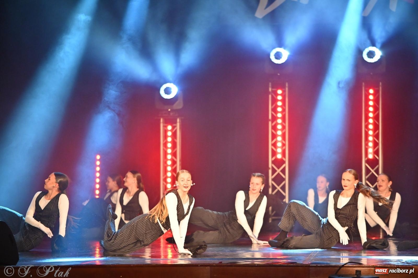 Zdjęcie w galerii na portalu naszraciborz.pl: Oscarowy blask na scenie RCK. Gala SKAZY oczarowała publiczność wiadomości z regionu