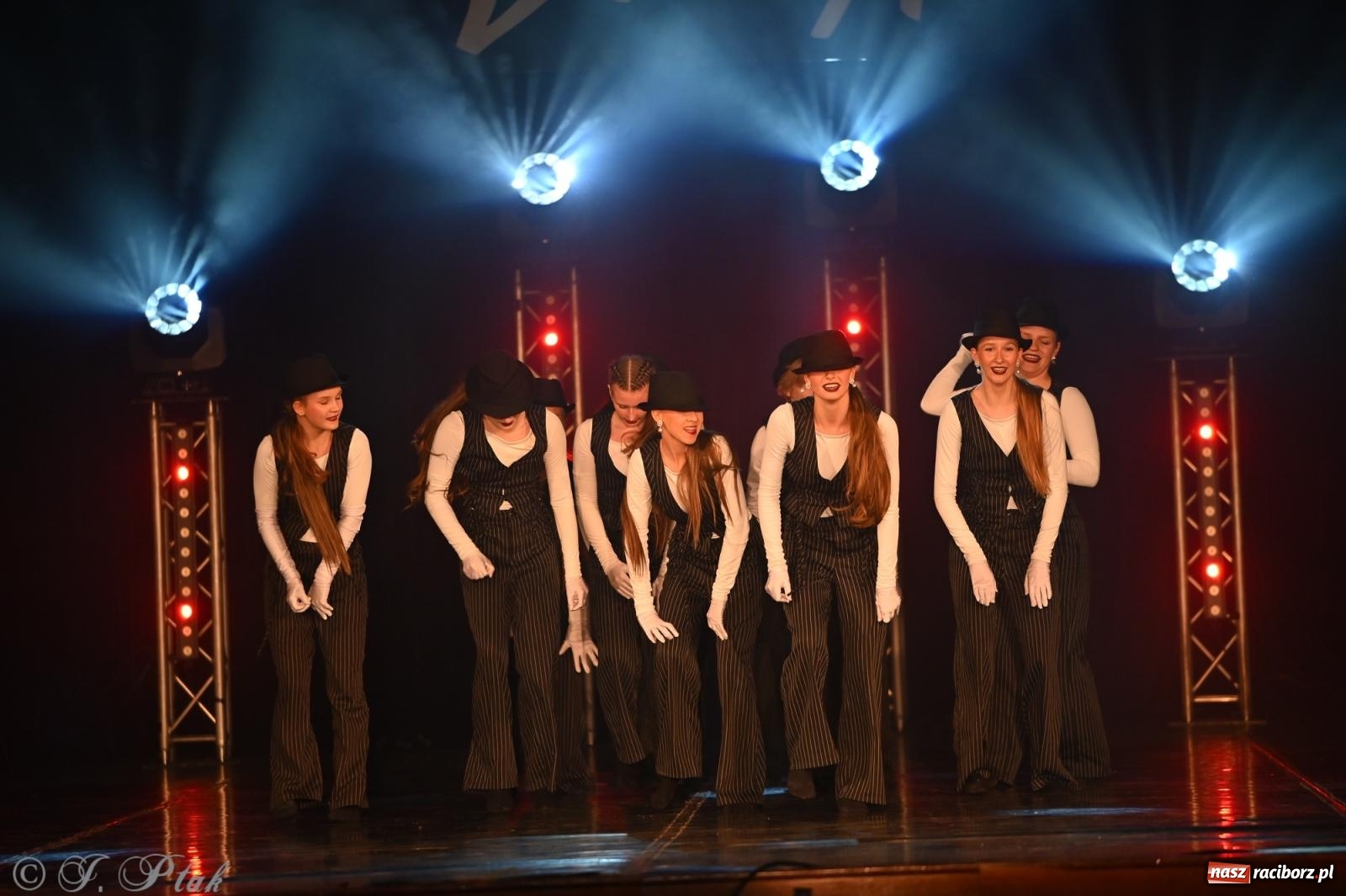 Zdjęcie w galerii na portalu naszraciborz.pl: Oscarowy blask na scenie RCK. Gala SKAZY oczarowała publiczność wiadomości z regionu