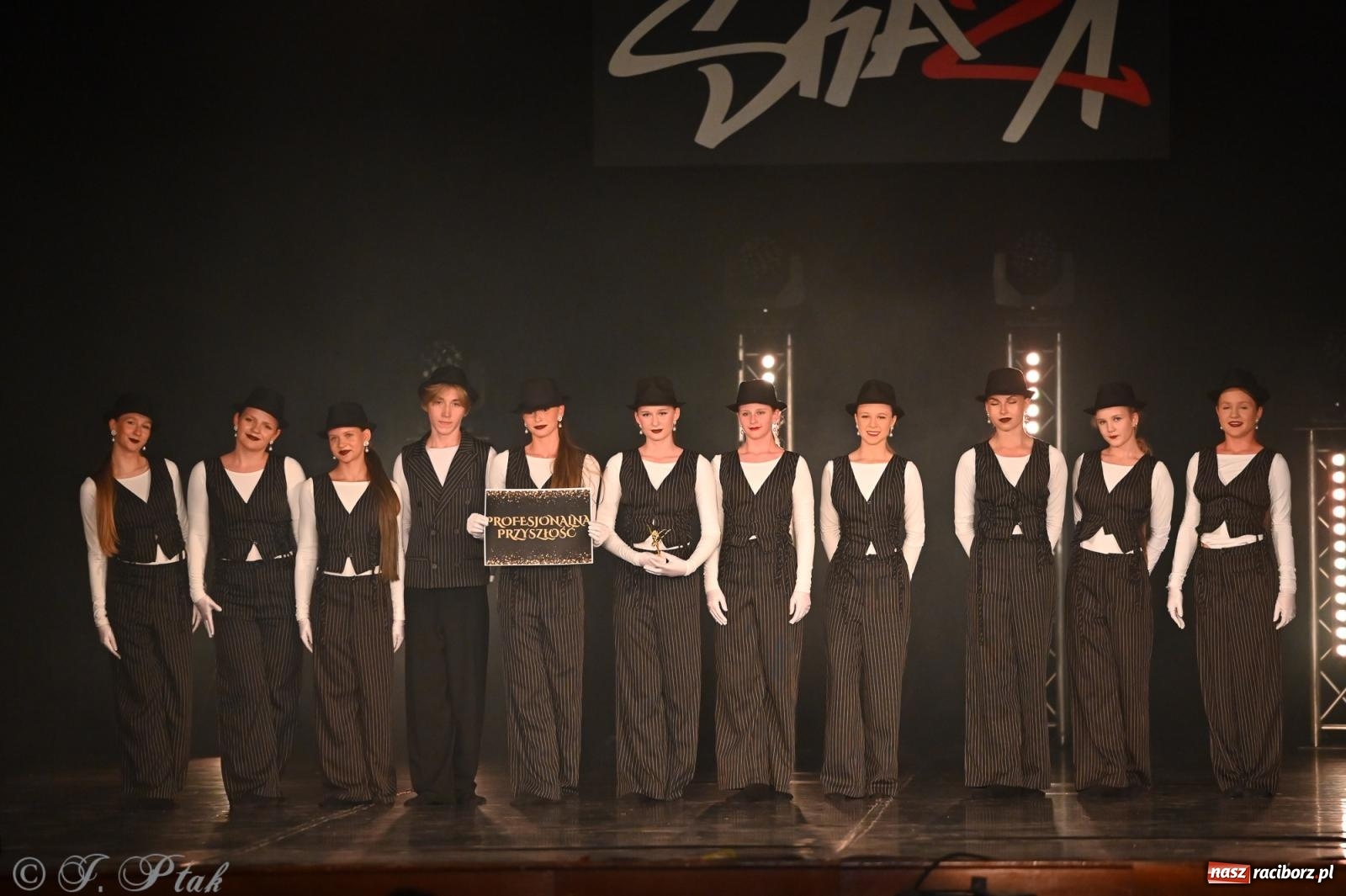 Zdjęcie w galerii na portalu naszraciborz.pl: Oscarowy blask na scenie RCK. Gala SKAZY oczarowała publiczność wiadomości z regionu