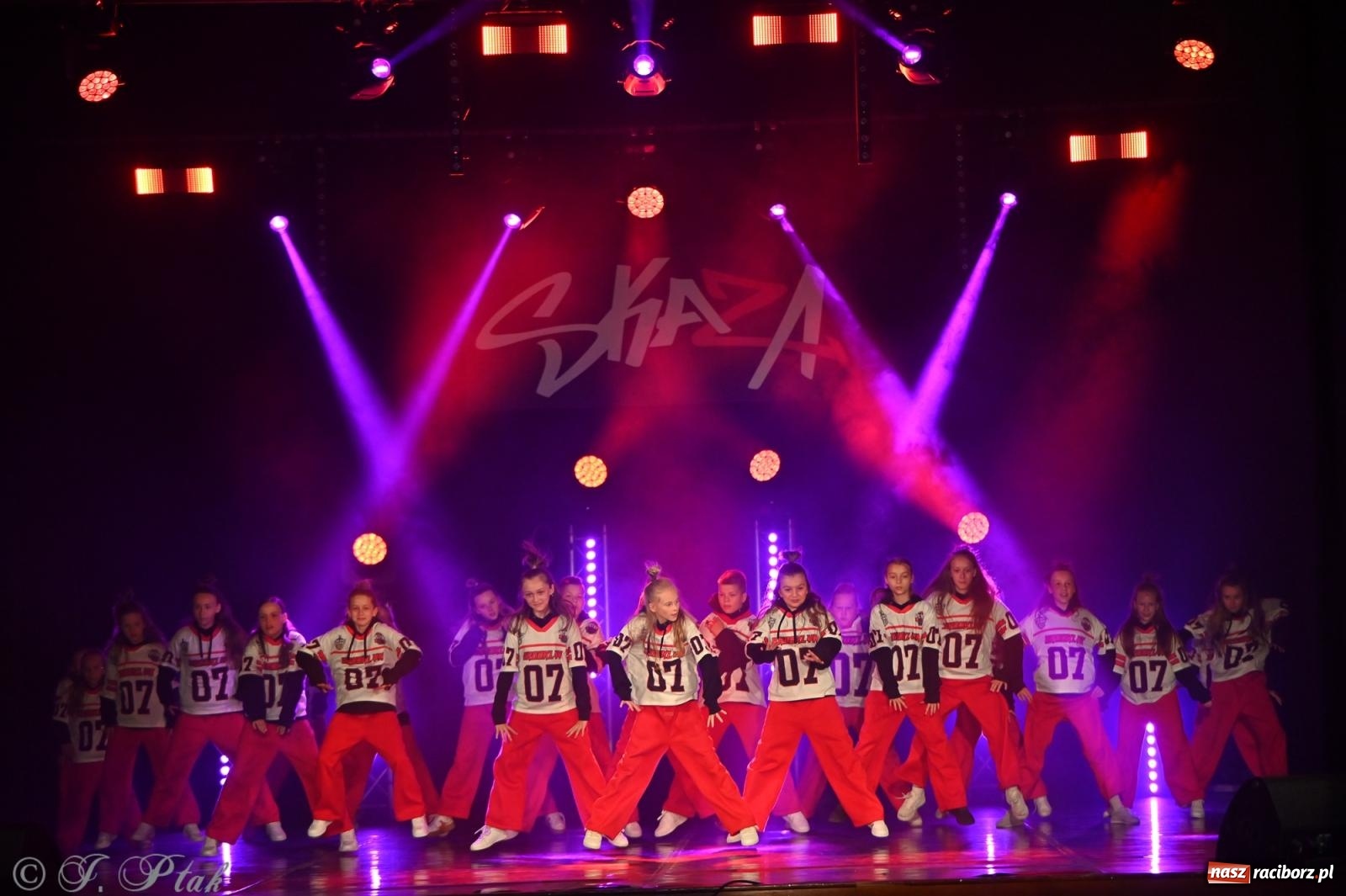 Zdjęcie w galerii na portalu naszraciborz.pl: Oscarowy blask na scenie RCK. Gala SKAZY oczarowała publiczność wiadomości z regionu