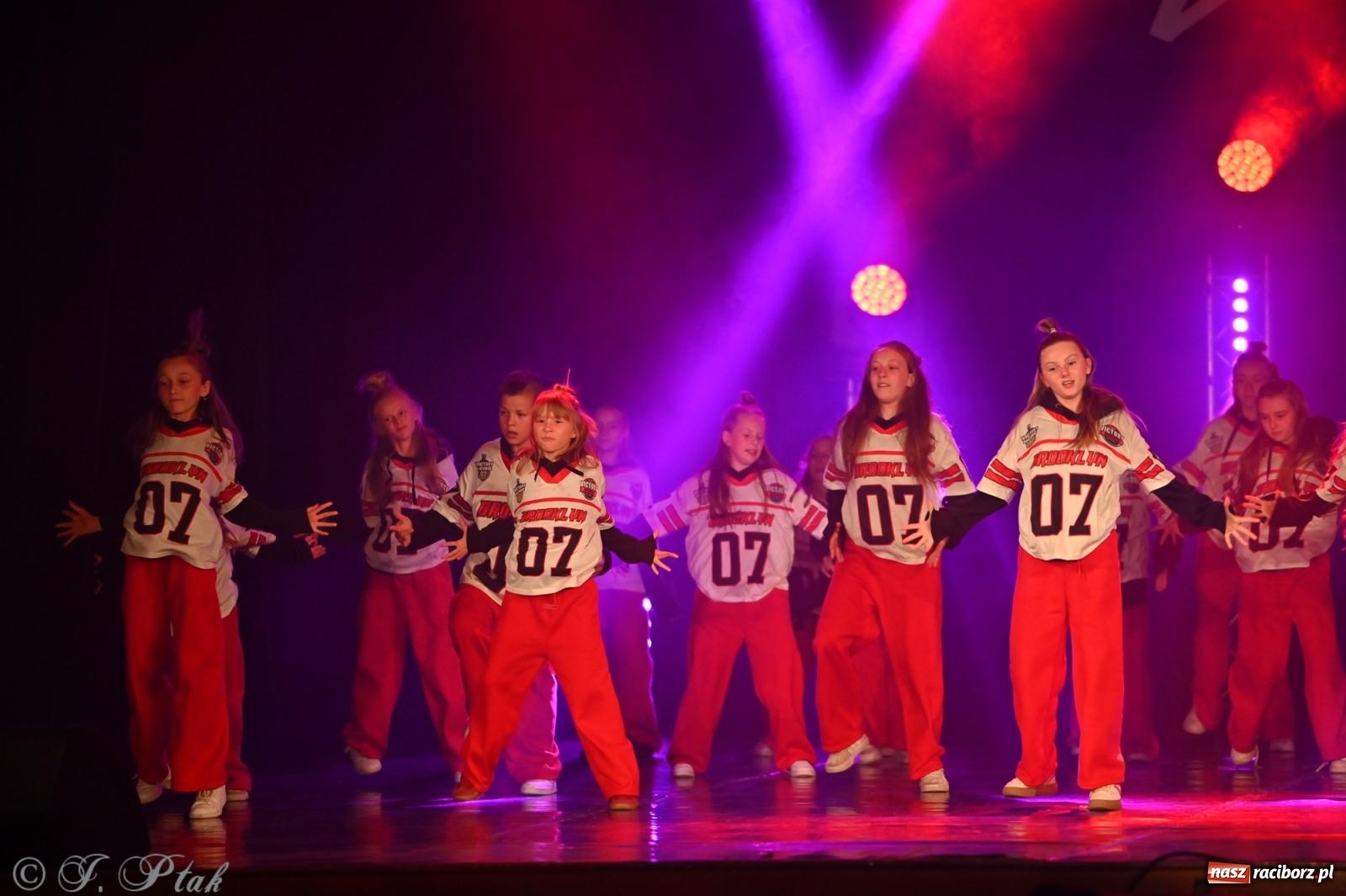 Zdjęcie w galerii na portalu naszraciborz.pl: Oscarowy blask na scenie RCK. Gala SKAZY oczarowała publiczność wiadomości z regionu