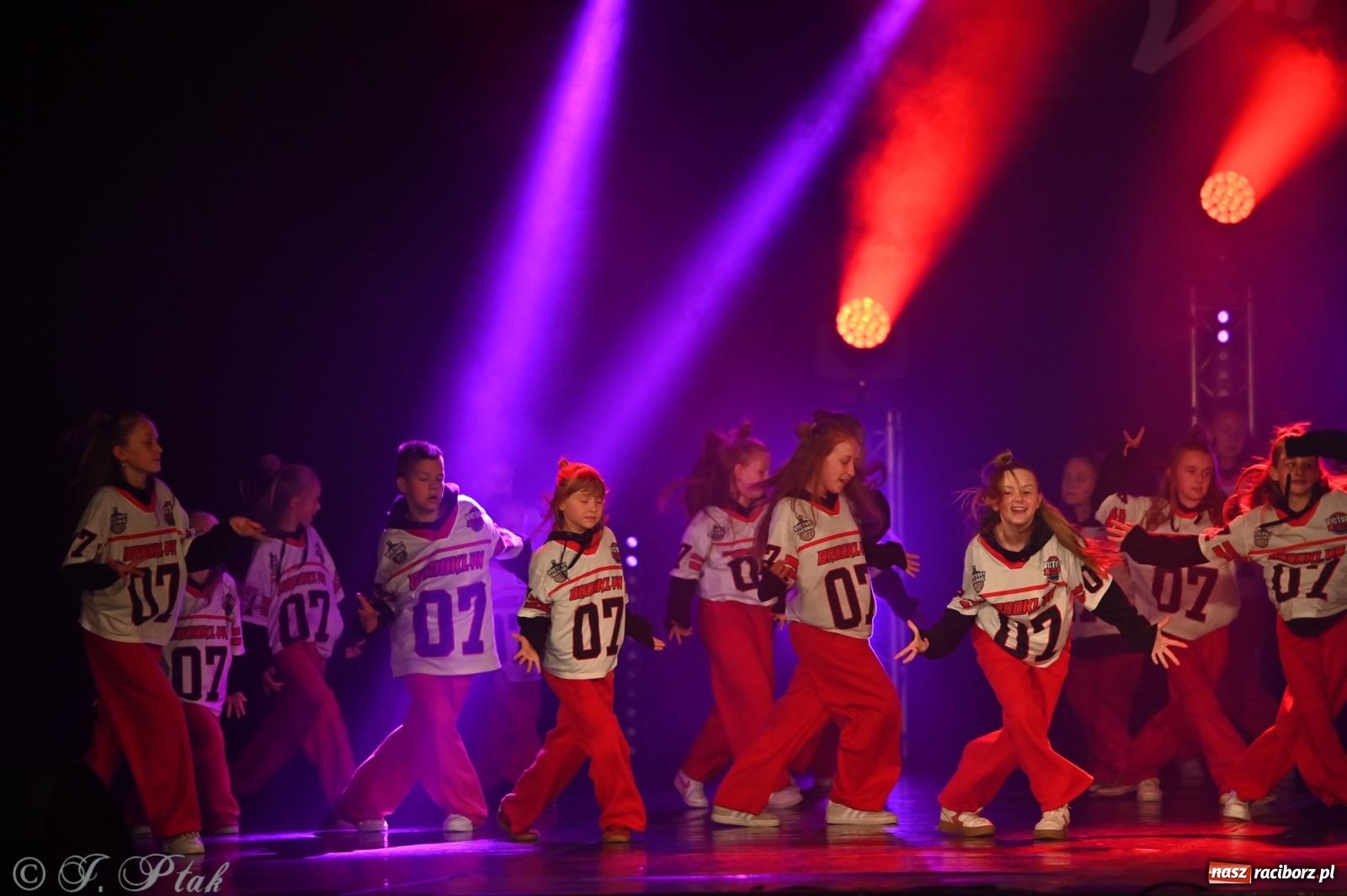 Zdjęcie w galerii na portalu naszraciborz.pl: Oscarowy blask na scenie RCK. Gala SKAZY oczarowała publiczność wiadomości z regionu