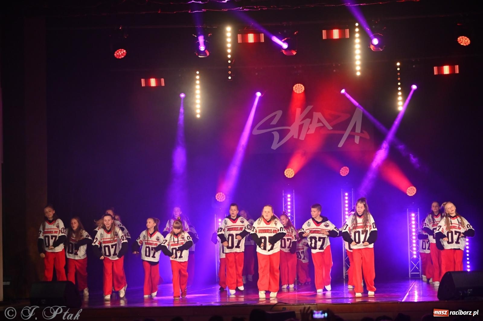 Zdjęcie w galerii na portalu naszraciborz.pl: Oscarowy blask na scenie RCK. Gala SKAZY oczarowała publiczność wiadomości z regionu