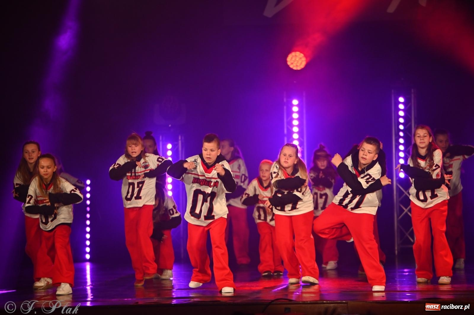 Zdjęcie w galerii na portalu naszraciborz.pl: Oscarowy blask na scenie RCK. Gala SKAZY oczarowała publiczność wiadomości z regionu