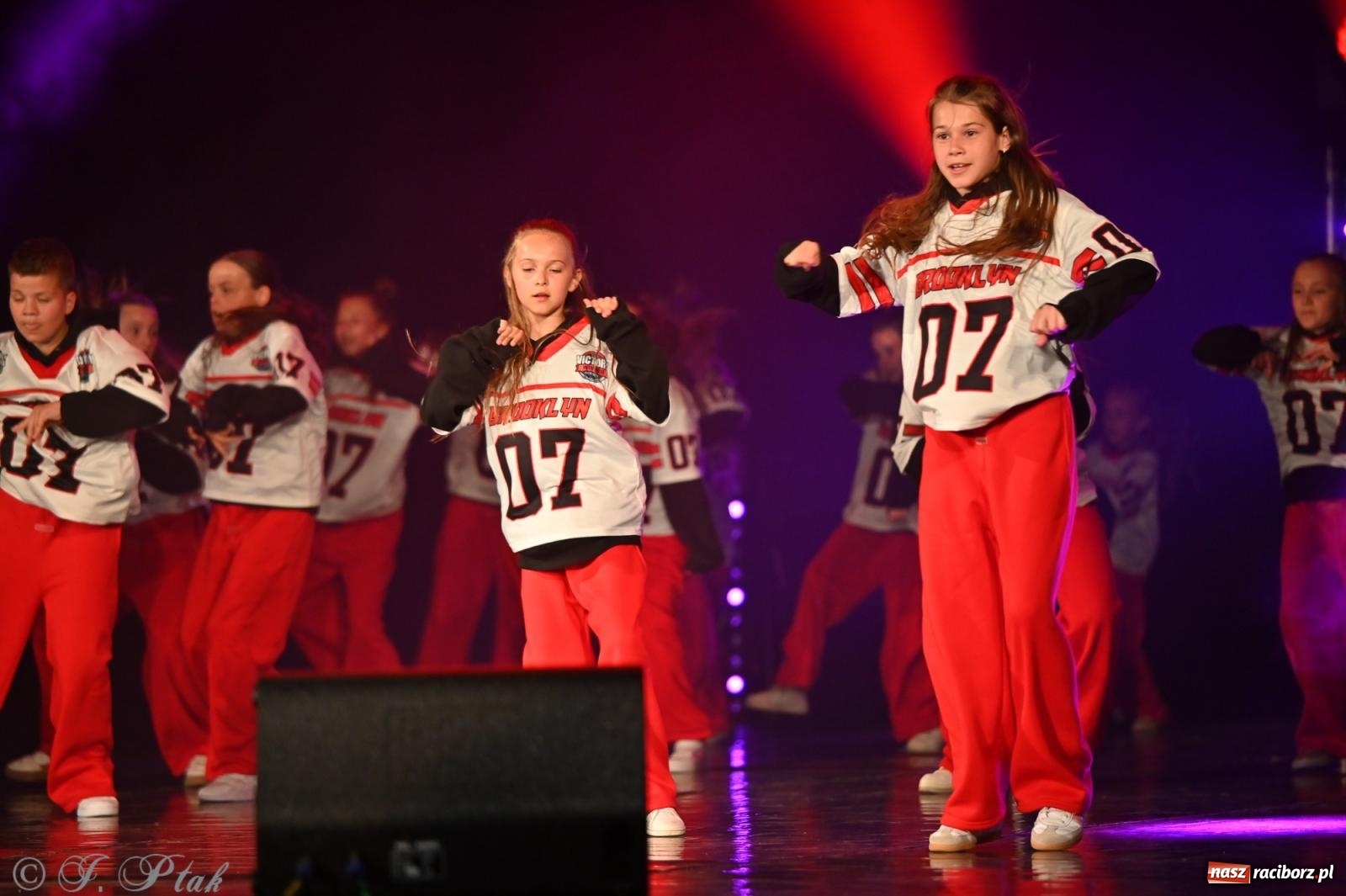 Zdjęcie w galerii na portalu naszraciborz.pl: Oscarowy blask na scenie RCK. Gala SKAZY oczarowała publiczność wiadomości z regionu
