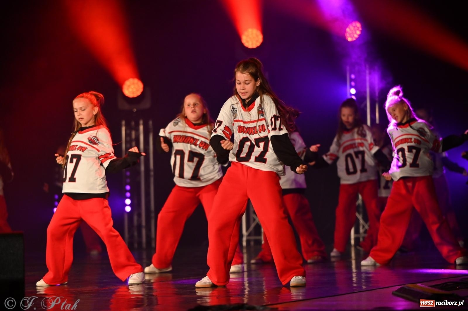 Zdjęcie w galerii na portalu naszraciborz.pl: Oscarowy blask na scenie RCK. Gala SKAZY oczarowała publiczność wiadomości z regionu