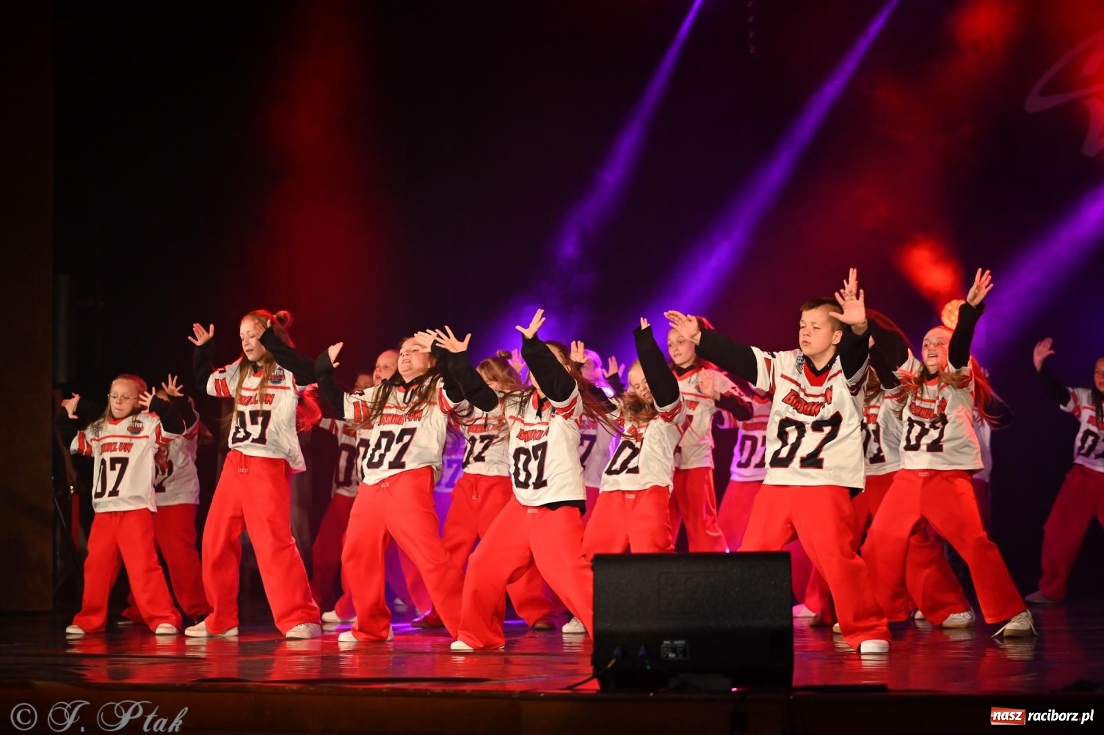 Zdjęcie w galerii na portalu naszraciborz.pl: Oscarowy blask na scenie RCK. Gala SKAZY oczarowała publiczność wiadomości z regionu